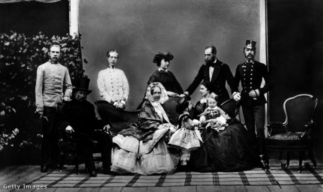 A képen Ferenc József a szüleivel és testvéreivel, ülve Sissit látjuk két gyermekével és az anyósával