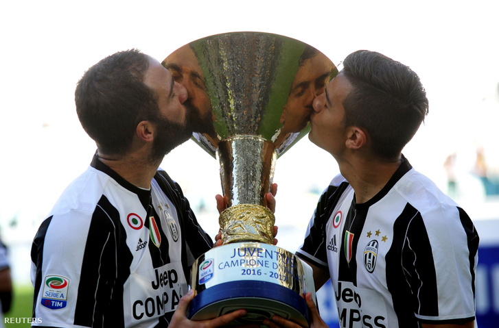 Egy emlék 2017-ből: Gonzalo Higuain és Paulo Dybala nyom csókot a Serie A bajnokának járó trófeára
