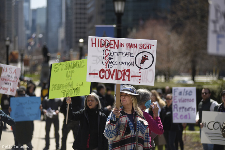 Kanadai tüntetők a kijárási korlátozások ideje alatt 2020. április 25-én Torontóban azt hangsúlyozzák, hogy a koronavírus-járvány rejtett szándéka a Covid-19-oltás
