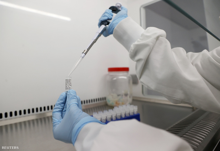 Brit kutatók egy keele-i laboratóriumban a koronavírus elleni oltóanyag megtalálásán dolgoznak 2020. április 30-án.