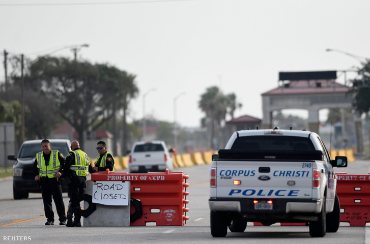 Rendőrök a lövöldözés helyszínén Corpus Christiben