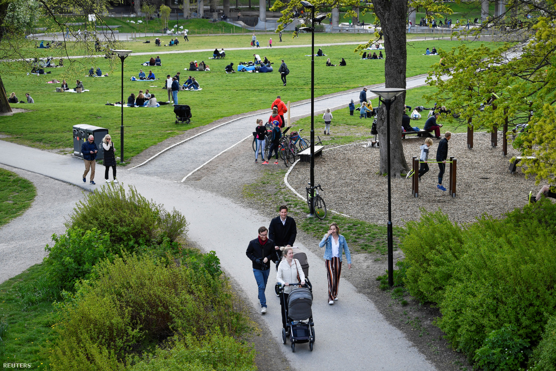 Emberek a stockholmi Ralambshov parkban 2020. május 8-án