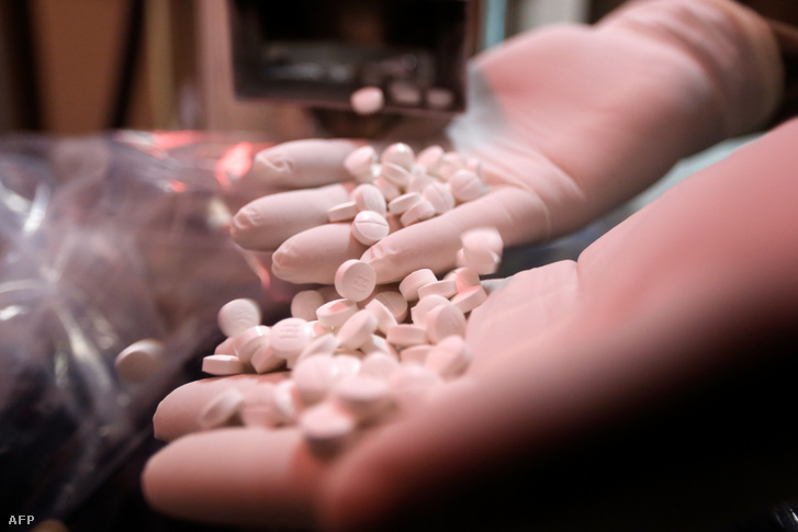 Hidroxi-klorokin tabletták egy gyógyszergyári dolgozó kezében 2020. április 28-án.