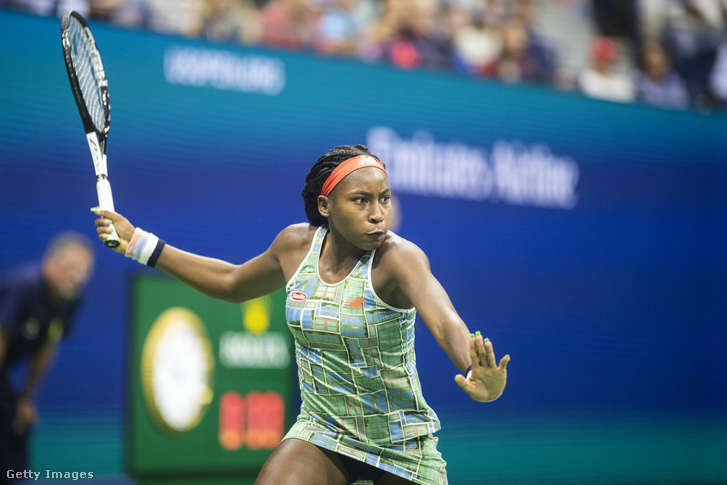 Naomi Oszaka a Coco Gauff elleni 2019-es teniszbajnokságon az Egyesült Államokban.