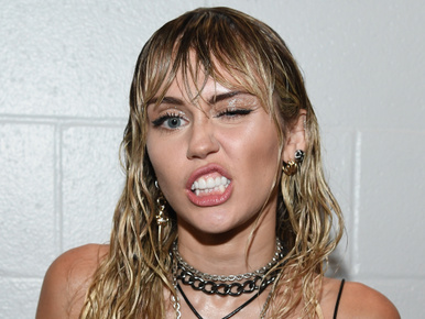 Miley Cyrus neccharisnyába öltöztette 23 éves pasiját