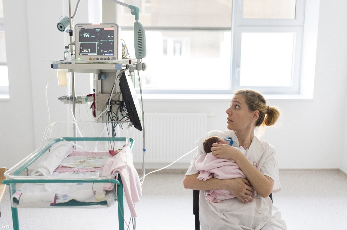 Egy anya figyeli gyermeke légzését a monitoron a nyíregyházi Jósa András Oktató Kórház Gyermekosztályának Perinatális Intenzív Centrumában 2018. november 14-én.