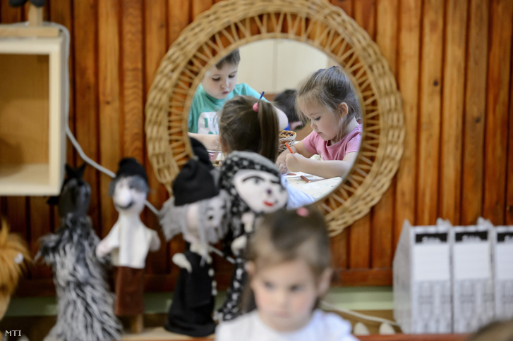 Gyermekek a salgótarjáni Mackóvár óvodában 2020. május 25-én
