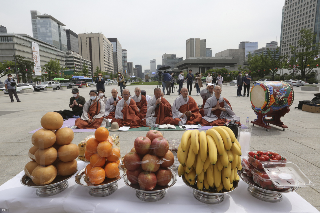 Buddhista szerzetesek a koronavírus-járvány áldozataiért imádkoznak Szöulban