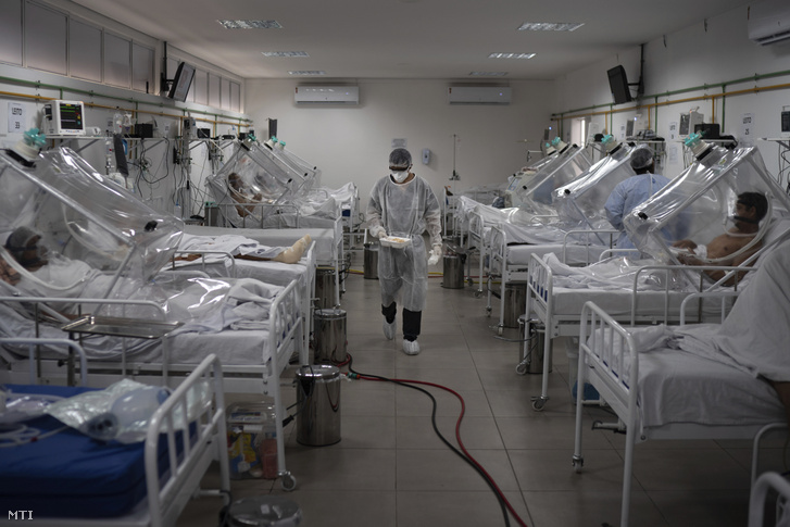 Koronavírussal fertőzött betegeket ápolnak lélegeztető kapszulákban egy iskolában kialakított ideiglenes kórházban a brazíliai Manausban 2020. május 18-án