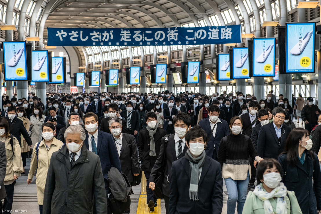 A zsúfolt Sinagava vasútállomás Tokióban 2020. április 8-án