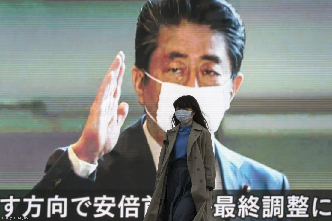 Abe Sinzó kormányfő kivetített képe Tokióban 2020. április 6-án