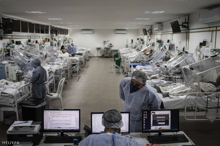 Koronavírussal fertőzött betegeket ápolnak a Gilberto Noaves kórházban a brazíliai Manausban 2020. május 20-án.