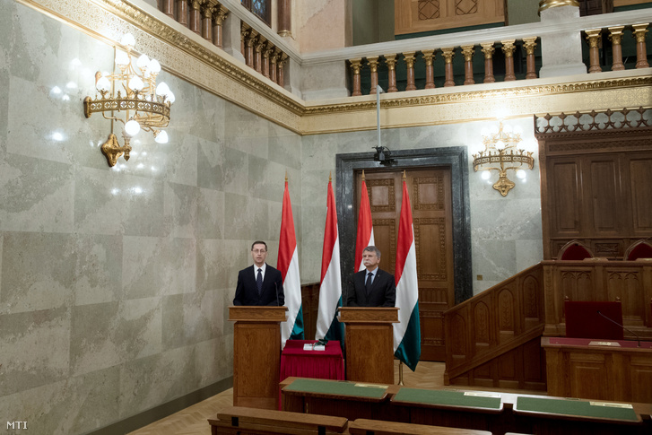 Kövér László az Országgyűlés elnöke (j) és Varga Mihály pénzügyminiszter a 2021. évi költségvetési törvényjavaslat átadásán az Országházban 2020. május 26-án.