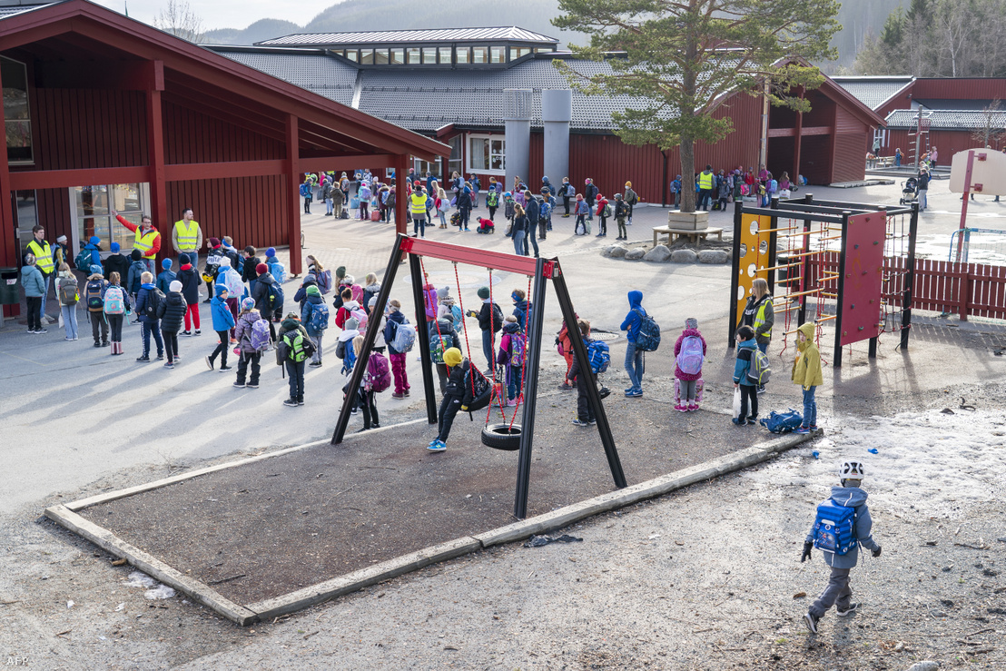 Tanulók a norvég trondheimi Vikåsen iskola udvarán 2020. április 27-én