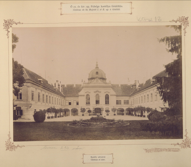 A gödöllői királyi kastély és belső udvara a 20. század elején