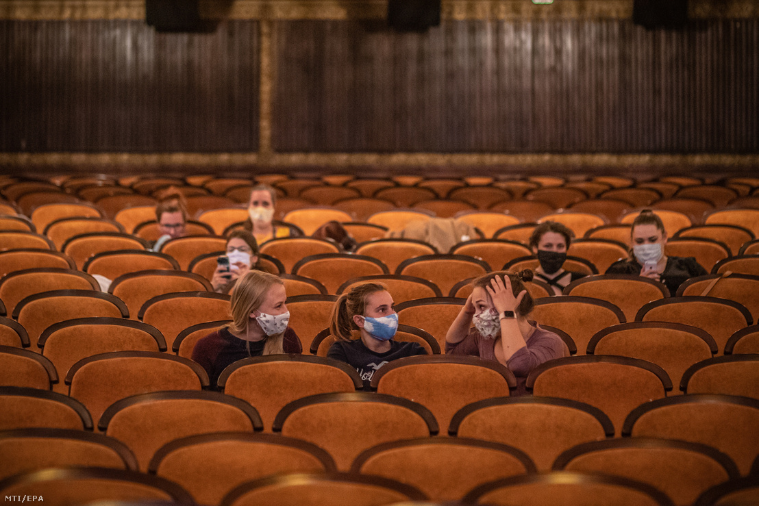 Szájmaszkban ül néhány néző egy újranyitott moziban Prágában 2020. május 11-én.