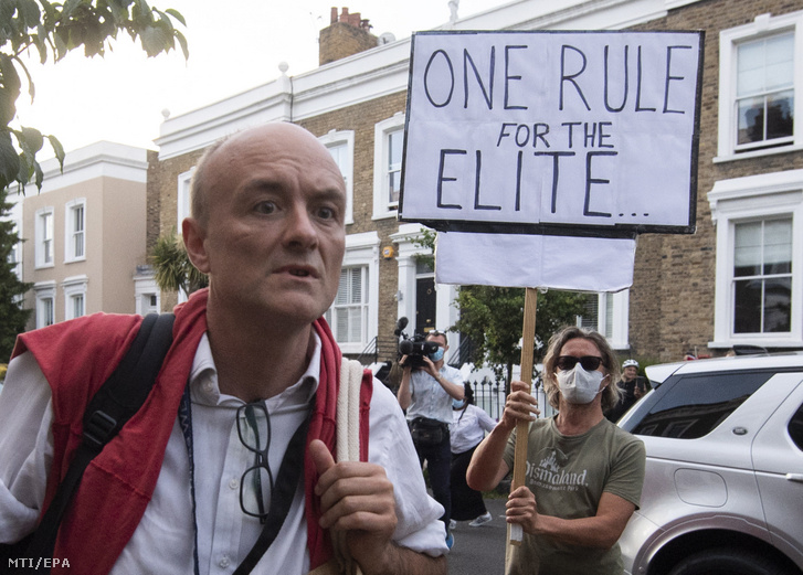 Tüntetők és a média képviselői állnak Dominic Cummings londoni otthona előtt május 25-én