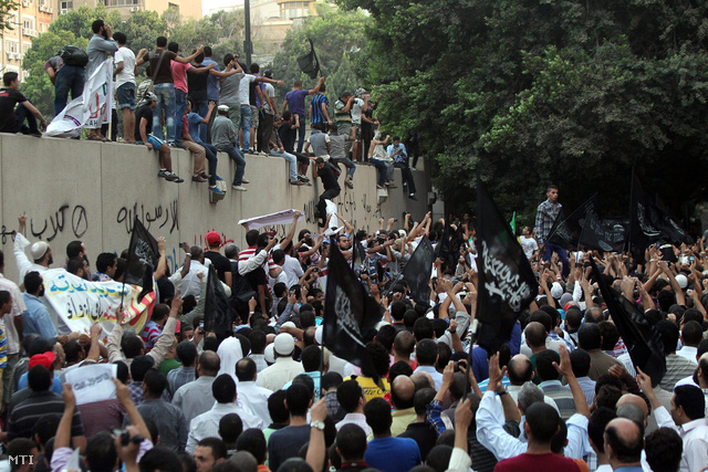 Kairóban felmásztak az amerikai nagykövetség falára, és letépték a zászlót