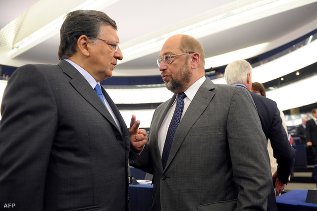Manuel Baroso és Martin Schulz, az Európa Parlament elnöke beszélgetnek közvetlenül Barroso felszólalása előtt