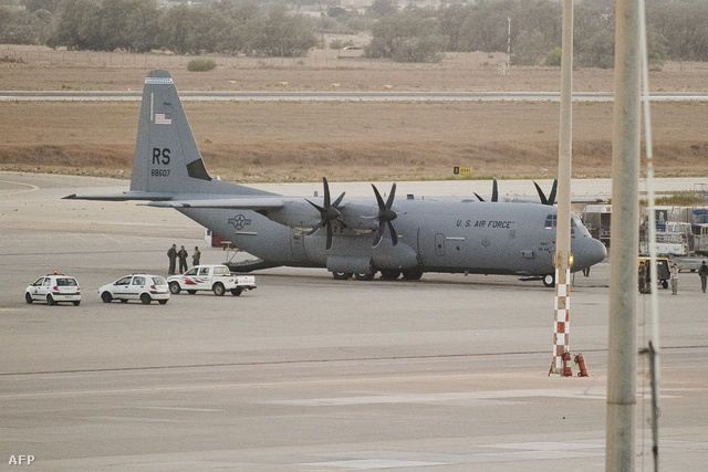Amerikai katonákat szállító C-130 Hercules Tripoliban