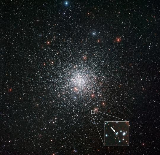 A 2,2 méteres MPG/ESO teleszkópon működő WFI kamera felvétele az M4 jelű gömbhalmazról. Az ESO VLT távcsőrendszerével végzett új spektroszkópiai észlelések szerint a fehér négyzettel megjelölt területen látható, a nyíl által mutatott csillag meglepően és egyelőre megmagyarázhatatlanul sok lítiumot tartalmaz, aminek már régen le kellett volna bomlania. [ESO]