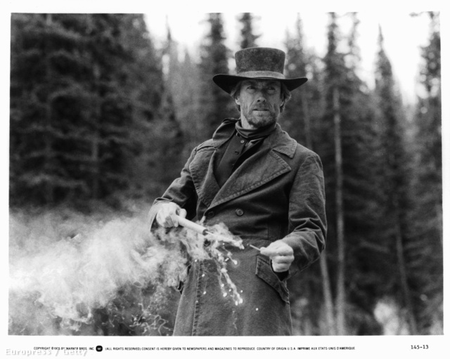 Clint Eastwood egy rúd dinamittal a kezében, az 1985-ös Fakó Lovas c. filmjében.