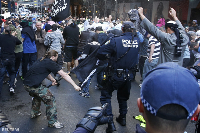 Tüntetők csaptak össze a rendőrökkel Sydney üzleti negyedében.