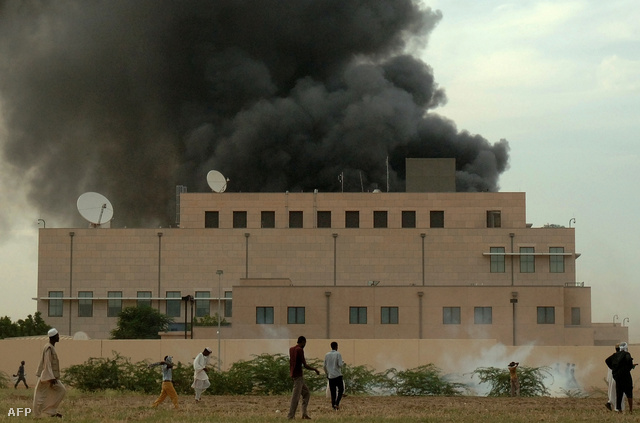 Az amerikai nagykövetség füstölgő épülete Kartúmban