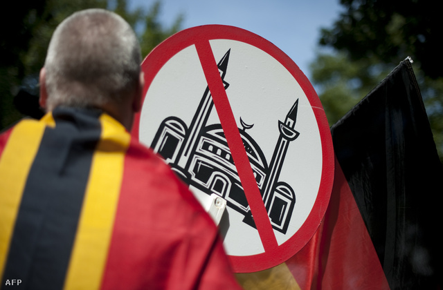 Iszlámellenes táblával tüntető férfi a Pro Deutschland augusztusi rendezvényén