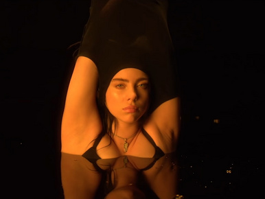 Billie Eilish először vetkőzik nyilvánosan