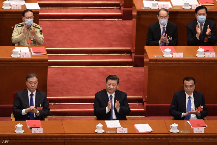 Hszi Csin-ping kínai elnök, Li Ko-csiang miniszterelnök és Wang Jang, a Kínai Népi Konzultációs Konferencia elnöke a kínai parlament ülésszakának utolsó napján, a törvénytervezet elfogadását követően 2020. május 28-án