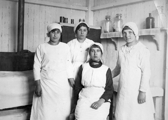 A középosztályi nők munkavállalásának a háború előtt elfogadott terepe az ápolónői szolgálat volt, és ez így volt a konfliktus elején is