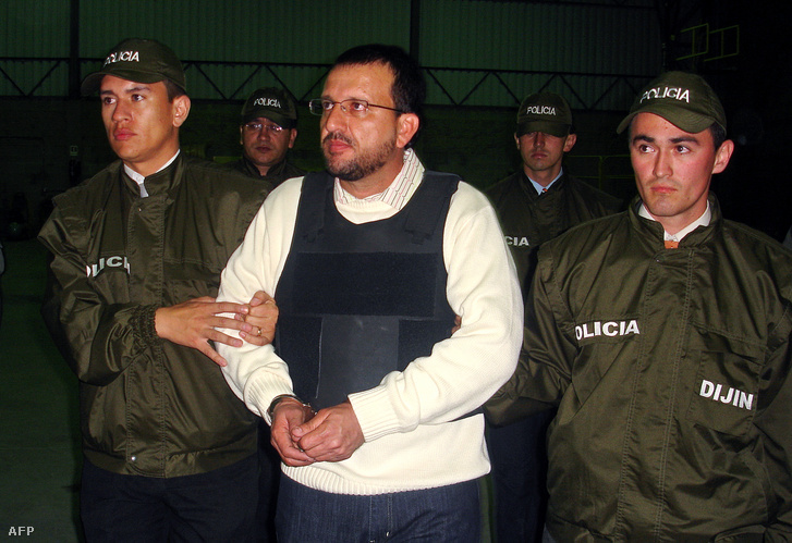 Carlos Mario Jiménez, alias Macaco 2008-ban Bogotában, kolumbiai rendőrök kíséretében