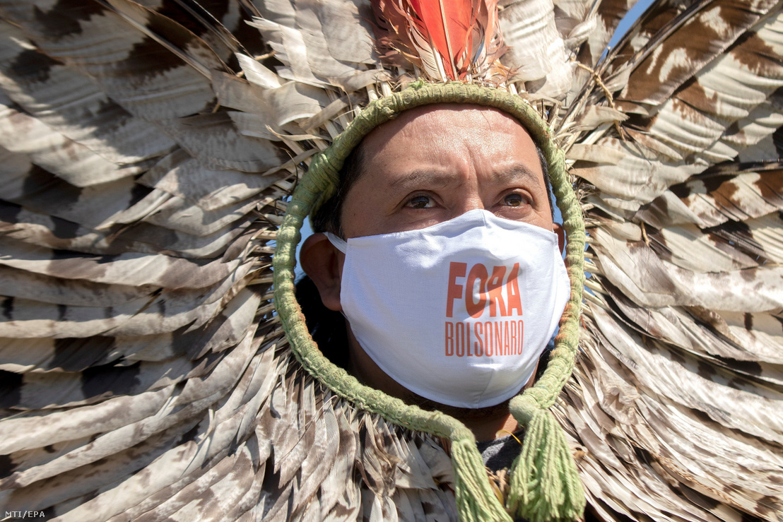 A koronavírus-járvány miatt védõmaszkot visel a Kaingang brazil õslakos csoport vezetõje egy tüntetésen Brazíliavárosban 2020.. május 21-én. A tüntetõk Jair Bolsonaro brazil elnök koronavírus-járvánnyal kapcsolatos intézkedései ellen tiltakoznak