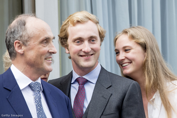 Joachim herceg (középen) testvére és apja társaságában 2017-ben, Paula belga királyné 80. születésnapján.