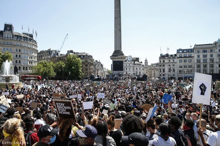 Black Lives Matter tüntetés a londoni Trafalgar Square-en.