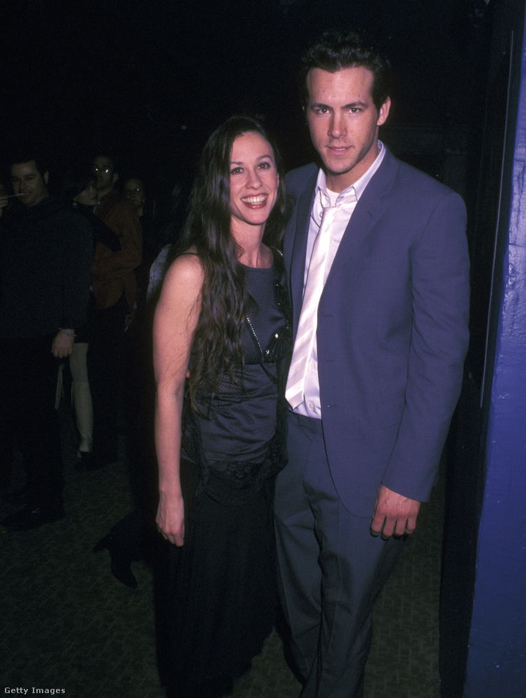 Alanis Morissette és Ryan Reynolds 2002-ben Drew Barrymore születésnapi buliján ismerkedett meg, 2004-ben pedig eljegyezték egymást