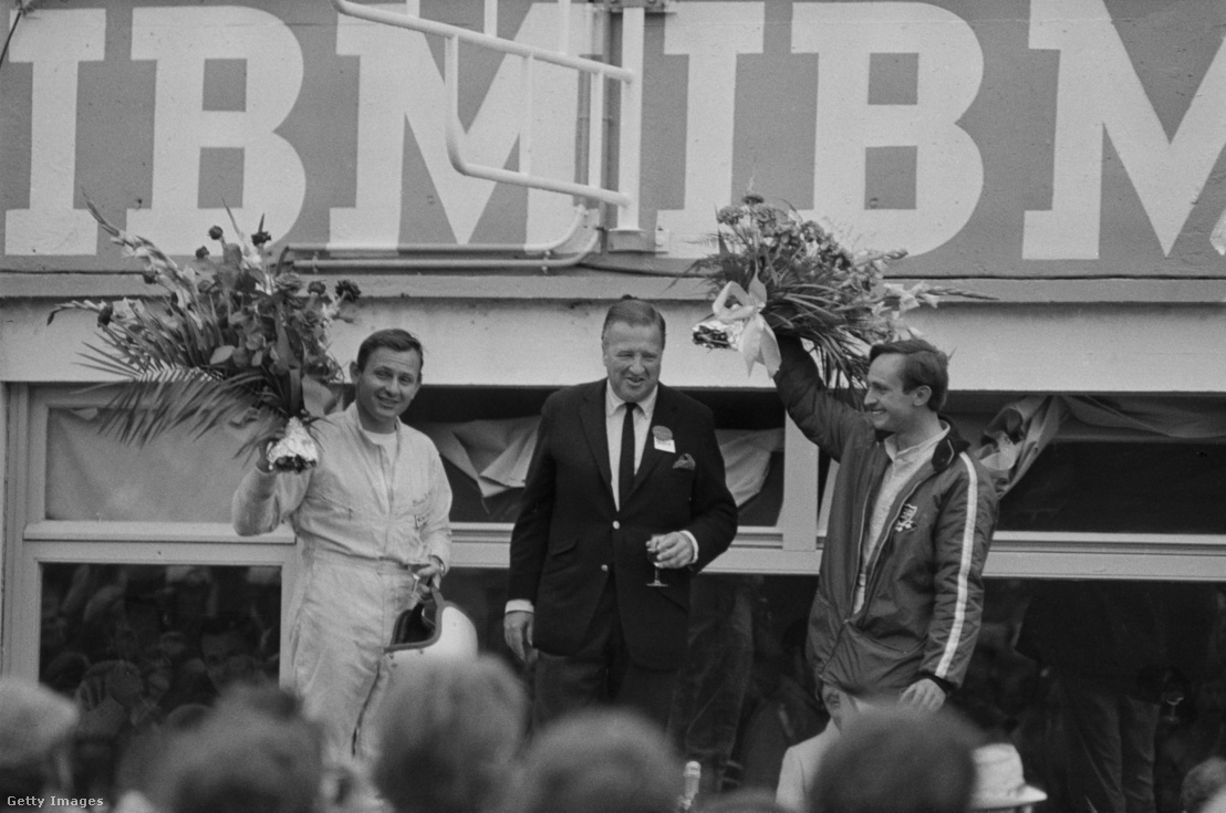 Bruce McLaren (1937 - 1970, balra) és Chris Amon (1943 - 2016, jobbra) a Ford ügyvezetőjével, Henry Ford II-vel (1917 - 1987, középen) a 24 órás Le Mans verseny győzelmi pódiumán 1966. június 19-én