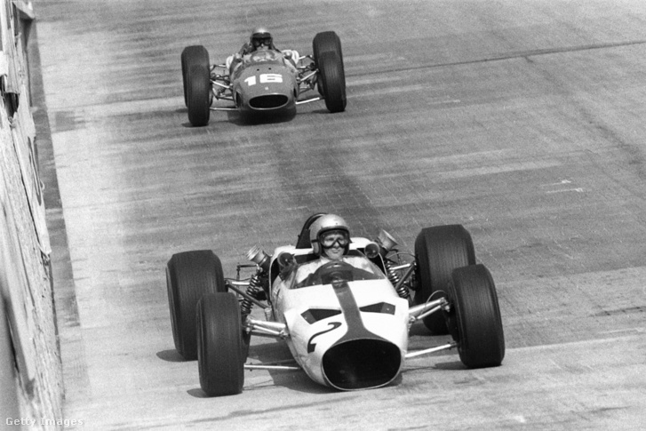 Bruce McLaren a saját építésű McLaren-Ford M2B volánja mögött a monacói bemutatkozó futamán 1966 május 22-én.