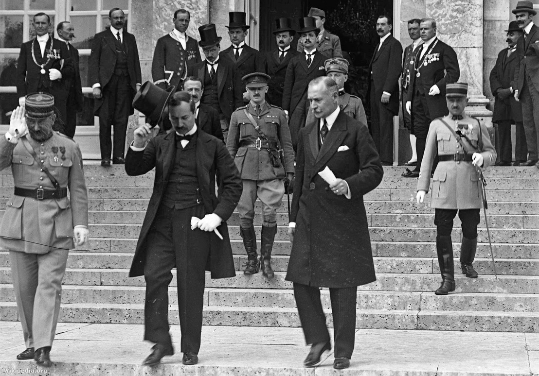 A szerződés magyar aláírói: Benárd Ágost küldöttségvezető (balra, cilinderrel a kezében) és Drasche-Lázár Alfréd rendkívüli követ, államtitkár (jobbra, fedetlen fővel) távoznak az aláírás után