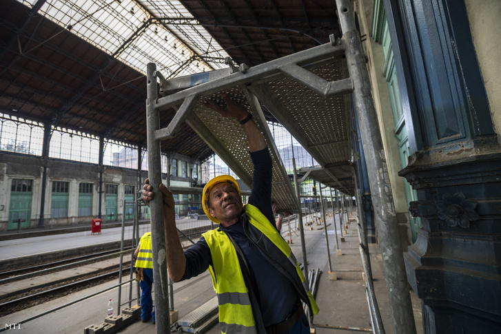 Munkások a Nyugati pályaudvar csarnokának felújításán 2020. május 9-én. Az állomás tetőszerkezetének felújítása május 8-án kezdődött, a hét hónapig tartó munkálatok alatt az utascsarnok zárva tart.