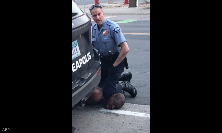 Egy szemtanú Facebook-ra töltött videójából kivett képkocka George Floyd letartóztatásáról