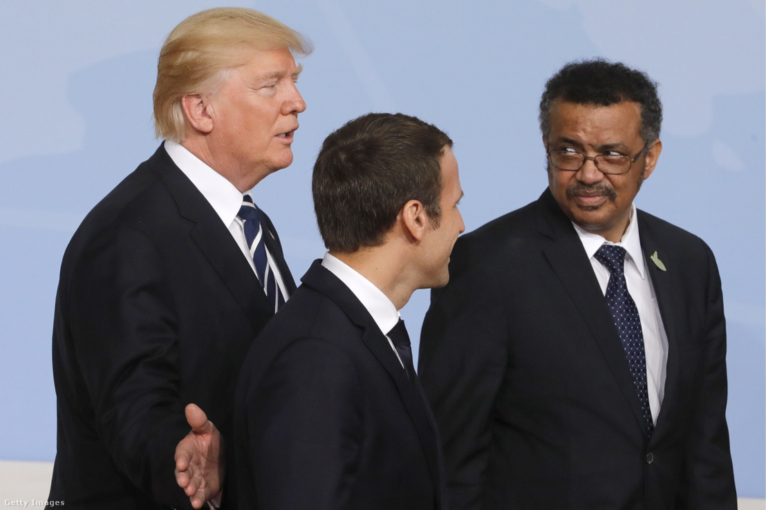 Donald Trump és Tedros Adhanom (jobbra), a WHO elnöke 2017-ben találkozott egy csoportfotón a G20 találkozón Hamburgban