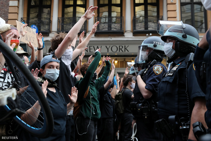 A rendőri brutalitás áldozatává vált George Floyd halála miatt tüntetők New Yorkban, 2020. június 2-án.