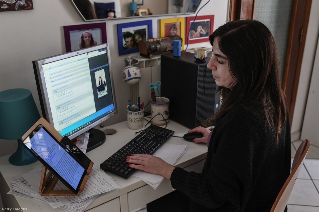 Egy olasz nő dolgozik otthonából a karantén ideje alatt 2020 májusában.