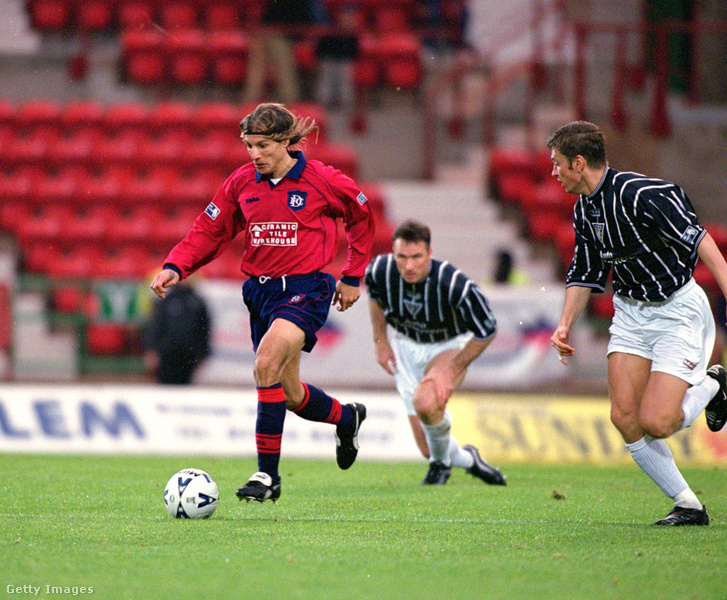 Claudio Caniggia a Dunfermline Athletic elleni meccsen 2000. október 28-án, Dunfermline-ban. A Dundee FC 1-0-ra veszített ezen a mérkőzésen.