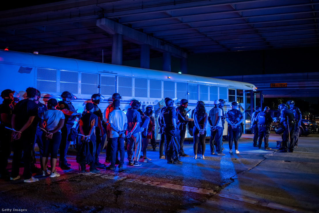 Houstonban egy csapat tüntetőt állítanak elő a rendőrök 2020. június 2-án