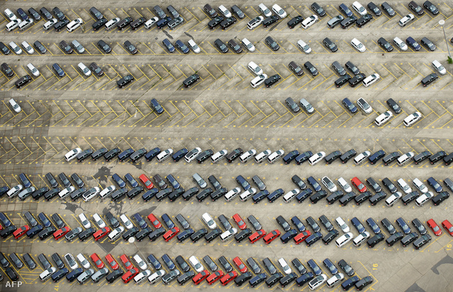 Dolgozók gépkocsijai a németországi Opel gyár parkolójában, azon a napon, amikor a dolgozókat a GM döntéséről tájékoztatták a cég vezetői.