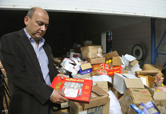 Helik Ferenc a Nemzeti Élelmiszerlánc-biztonsági Hivatal (NÉBIH) főállatorvosa mutat egy lejárt szavatosságú élelmiszert