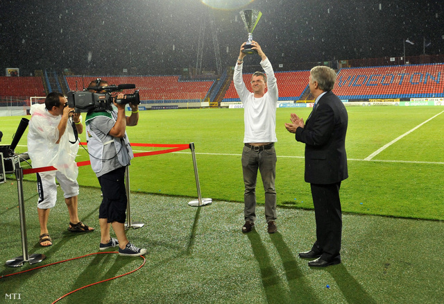 Garancsi István a Szuperkupával 2012. július 11-én, a Videoton FC - DVSC-TEVA döntő után.